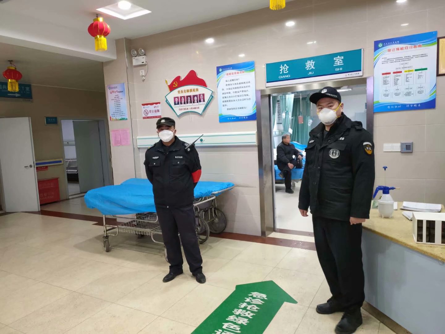 浠水县人民医院保安在疫情期间，担负着感染科及整个院区的安保任务，承担着护送病人检查、送餐、各区域消杀毒等重要工作